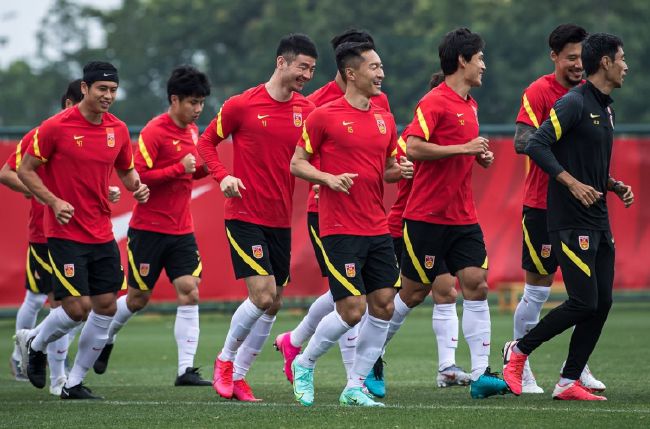 今日焦点战预告16:45 澳超赛场 悉尼FC VS 惠灵顿凤凰 惠灵顿凤凰强势出击能否在客场全身而退？01:30 意甲赛事 那不勒斯 VS 蒙扎 那不勒斯欲在主场迎来反弹重返欧战区!02:45 葡超赛场 本菲卡 VS 法马利卡奥 本菲卡对榜首之位虎视眈眈，法马利卡奥客场之旅恐难以全身而退？03:45 意甲赛事 热那亚 VS 国际米兰 国米已连续多场赛事保持不败，火“热”势头欲继续延续？ 事件那不勒斯后卫纳坦肩膀脱臼，马扎里：队医说他将缺席一个半月那不勒斯主帅马扎里称，后卫纳坦因肩膀脱臼将缺席一个半月时间。